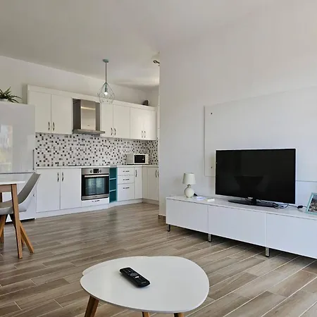 شقة Apartment In Saranda Near The Beach